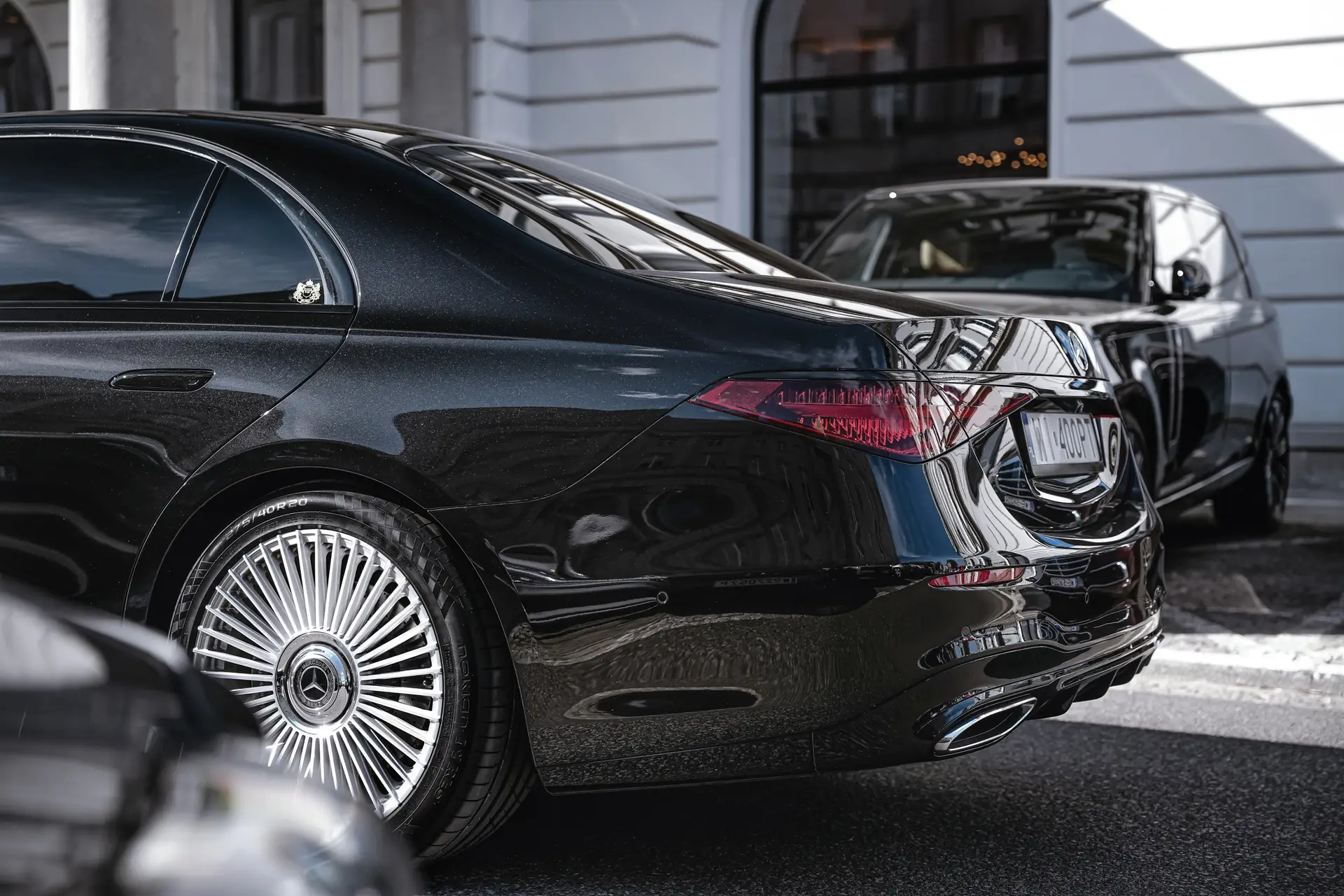 Czarny Mercedes Klasy S sfotografowany w świetle dziennym